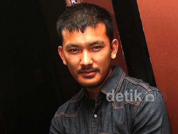 Tatapan Tajam Rio Dewanto