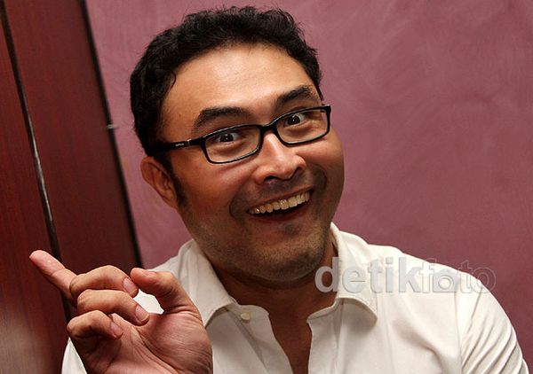 Ekspresi Kocak Surya Saputra