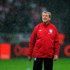 Laga Inggris Diundur, Hodgson Kecewa dan Khawatir