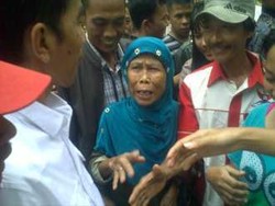 Jokowi Layani Foto Bersama Warga Kampung Kumuh di Marunda