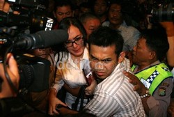 Bibir Angie Berdarah Usai Persidangan