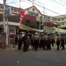 Puluhan Polisi Masih Berjaga-jaga di Depan Universitas Pamulang