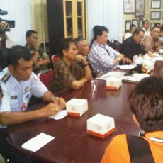 Minta Maaf, Letkol Robert Peluk Wartawan yang Dicekiknya