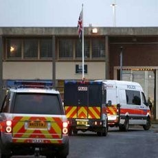 Duh! Tongkatnya Dikira Pedang, Pria Buta Disetrum Polisi Inggris