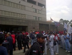 Ratusan Buruh Outsourcing Demo Toyota di Kedubes Jepang