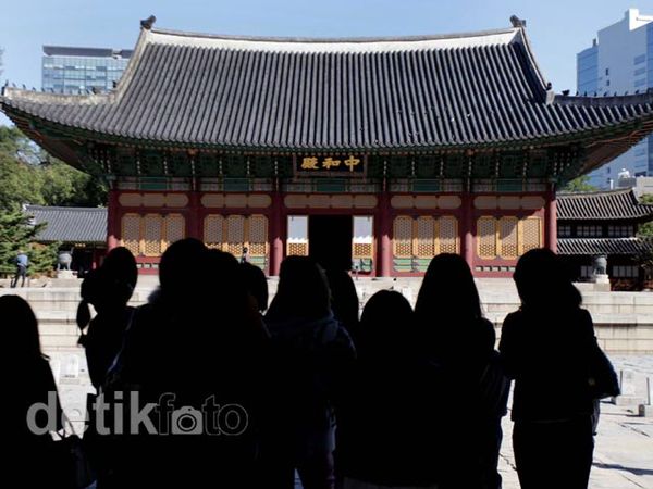 Menjejak Kaki di Istana Deoksugung Seoul