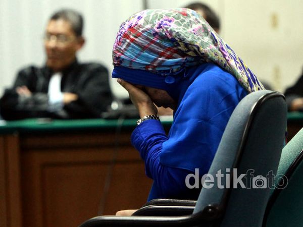 Wa Ode Divonis 6 Tahun Penjara Wa Ode Divonis 6 Tahun Penjara