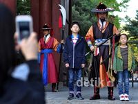 Aksi Unik Penjaga Istana Deoksugung Seoul