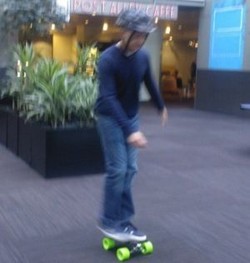 Saking Kuatnya, Tablet Surface Diubah Jadi Skateboard