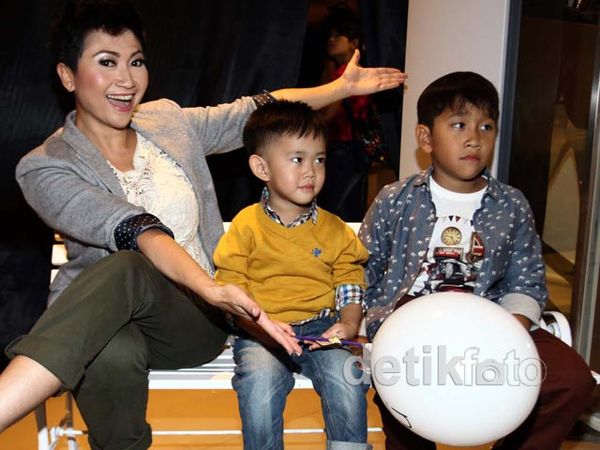 Keceriaan Keluarga Indy Barends