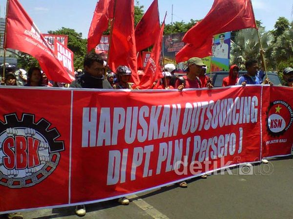 Buruh Tolak Sistem Outsourcing