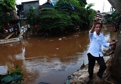 Saat Jokowi Sendirian Sowan ke Mensos