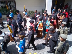 Pelantikan Wali Kota Solo, Jokowi Sambut Bibit di DPRD 