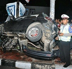  Ngebut, Suzuki X-Over Hancur Tabrak Tiang Listrik