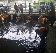 Dinas PU DKI Keruk Sampah di Kali Pademangan