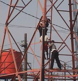Cemburu, Seorang Suami di Tegal Panjat Tower 30 Meter 