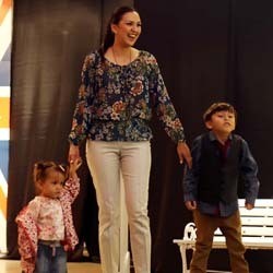 Aksi Donna Agnesia & Buah Hati di Catwalk