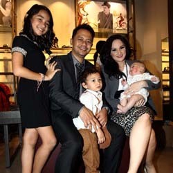 Kompaknya Mona Ratuliu & Keluarga