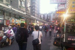 Blusukan di Pasar Malam Feng Chia Dapat Baju Jokowi