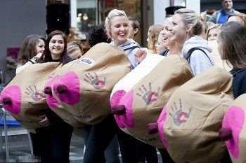 Ingatkan Bahaya Kanker, Ratusan Gadis Goyang Payudara