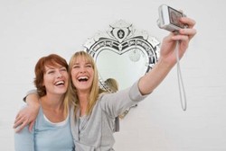 Dari Kaca Sampai Kamera, Semua Ini Bisa Bantu Kecilkan Perut