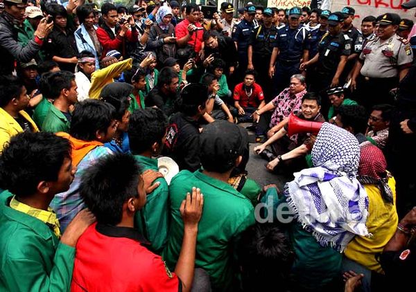 Ahmad Yani & Nudirman Munir Temui Pendemo