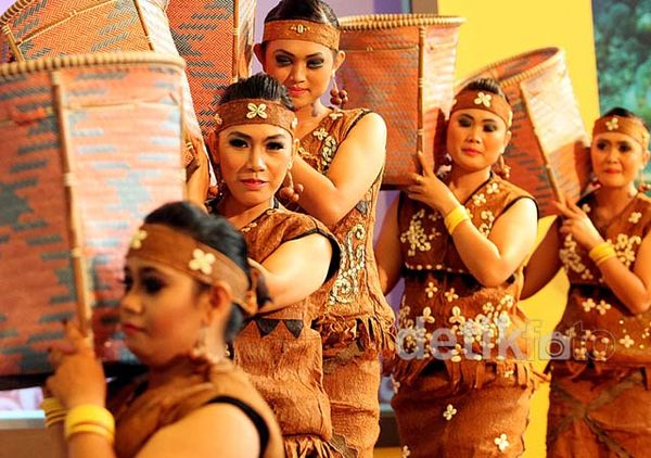 Tari Baingen Meriahkan Borneo Extravaganza