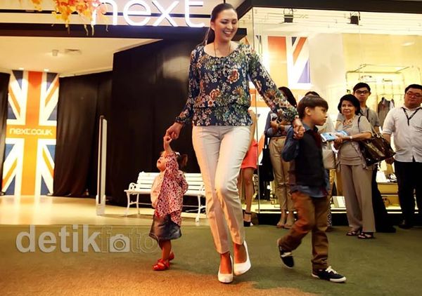 Aksi Donna Agnesia & Buah Hati di Catwalk