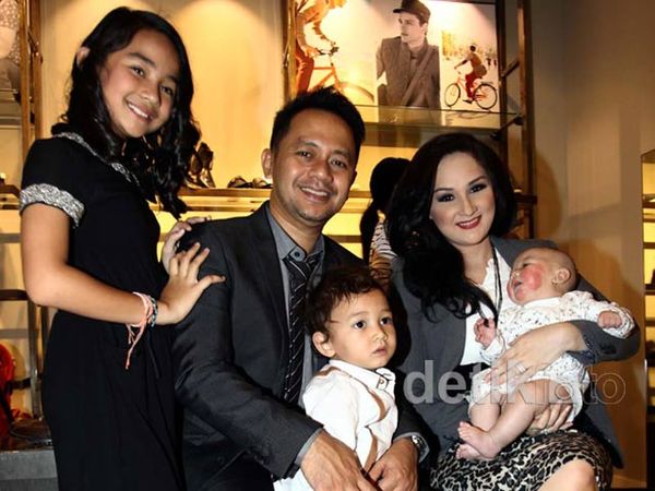 Kompaknya Mona Ratuliu & Keluarga