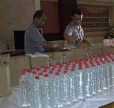 3.600 Botol Miras Disita Dari Mobil Boks