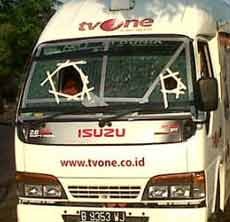 Mobil TVOne Dilempari Batu Orang Tak Dikenal