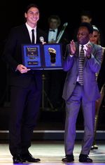 Ibrahimovic Raih Golden Foot 2012