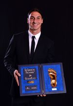 Ibrahimovic Raih Golden Foot 2012