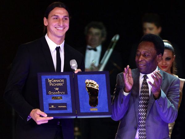 Ibrahimovic Raih Golden Foot 2012