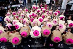 Goyang Dada Raksasa 100 Wanita Muda untuk Amal Kanker Payudara