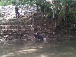  Mayat Wanita Berbaju Hitam Ditemukan di Kali Ciliwung