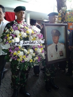 Jokowi Menunggu Jenazah Wiyogo di Masjid Sunda Kelapa