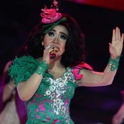 Syahrini Tampil dengan Rambut Wonderland