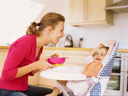 Tips Memperkenalkan Makanan Padat Pada Bayi Setelah 6 Bulan