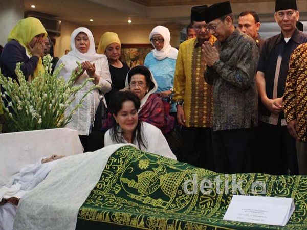 Wapres Melayat Alm. Wiyogo Atmodarminto