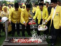 Ical Tabur Bunga di TMP Kalibata