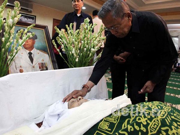 Melayat, Soerjadi Sentuh Wajah Alm. Wiyogo