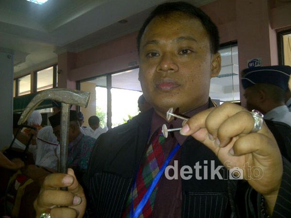Astaga, Jamaah Calon Haji Bawa Palu dan Paku