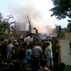 Putung Rokok Ludeskan Dua Gudang Kayu