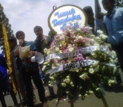 Kritisi SBY, KM ITB Bacakan Puisi dan Tabur Bunga