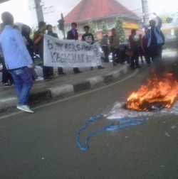 Peringati 8 Tahun SBY, Mahasiswa Bakar Ban di Bawah Jembatan Pasupati