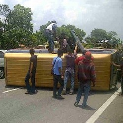 Mobil X-Trans Terguling Sebelum Keluar Tol Pasteur