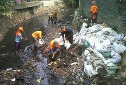 Taati Instruksi Jokowi, Dinas PU Bersihkan Saluran Air Penuh Sampah