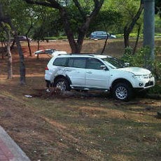 Pajero Sport Putih Loncat ke Taman di Semanggi