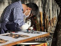 Meski Cacat Tangan, Pemahat Ini Sangat Terampil